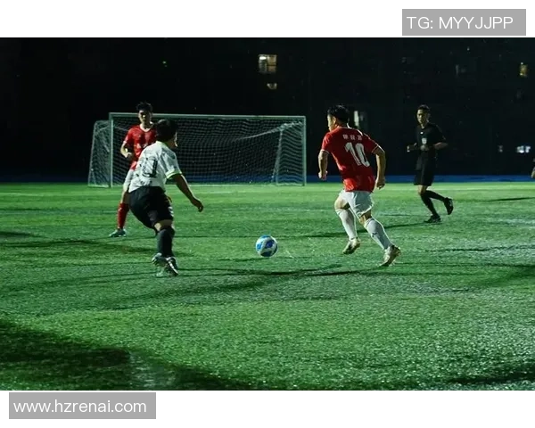 手握胜利之球的足球巨星在绿茵场上展现无限风采